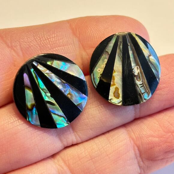 Pierced earrings Y2K vintage rounds black stone & abalone shell inlay beach chic - Picture 4 of 5